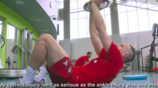 【フィジカル強化】フランク・リベリー選手の負荷をかけた腹筋トレーニングの写真